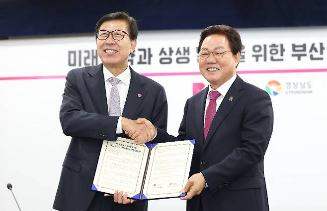 박완수 경남지사(우)와 박형준 부산시장이 행정통합 등이 담긴 공동선언문을 발표했다. 경남도청 제공