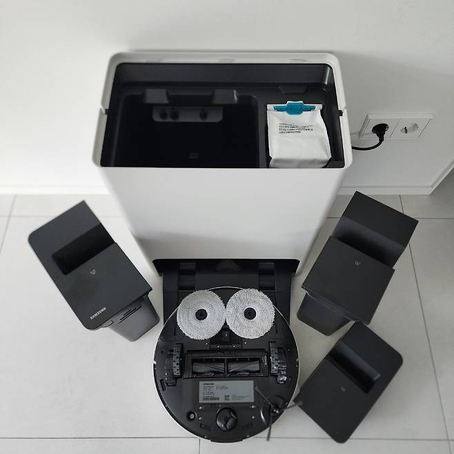 삼성전자의 로봇청소기 신제품&nbsp;‘비스포크 AI 스팀’을 분해한 모습. 이동수 기자