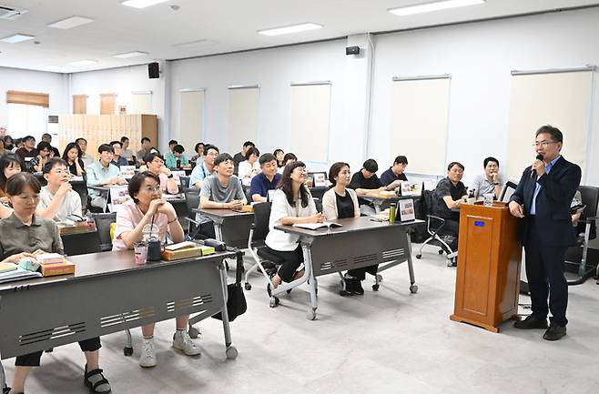 김진열 대구 군위군수(오른쪽)가 특강을 하고 있다. 군위군 제공