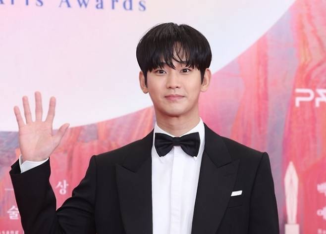 배우 김수현이 지난달 7일 오후 서울 코엑스에서 열린 ’제60회 백상예술대상'의 레드카펫 행사에 참석해 포즈를 취하고 있다.&nbsp;한윤종 기자