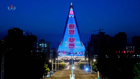 평양 류경호텔에 ‘푸틴 환영’ 문구 (서울=연합뉴스) 블라디미르 푸틴 러시아 대통령이 19일 새벽(한국시간) 북한 평양에 도착해 국빈 방문을 시작했다. 2024.6.19 평양 조선중앙통신=연합뉴스