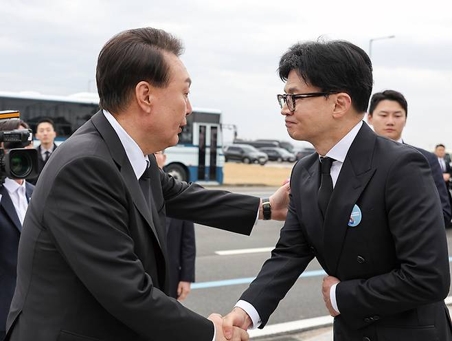 윤석열 대통령이 3월22일 경기도 평택에서 거행된 제9회 서해수호의날 기념식을 마친 후 한동훈 국민의힘 비대위원장과 악수하고 있다. ⓒ연합뉴스