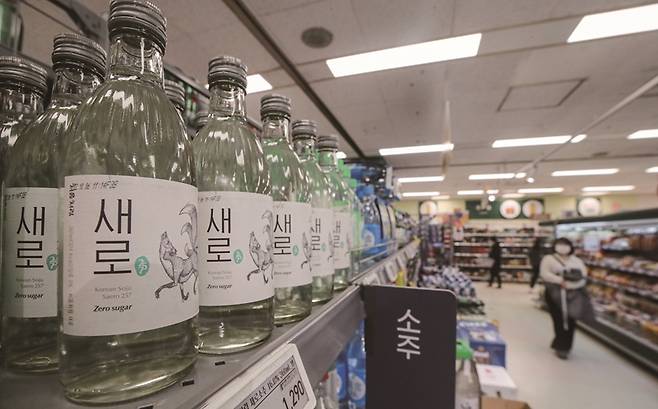 소주 시장에서 제로슈거 제품을 처음 내놓은 롯데칠성음료의 '새로'.[사진=뉴시스]