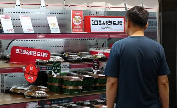 식당보다 가격이 저렴한 인근 대형마트 김밥이나 샌드위치를 찾는 발길이 많아지고 있다. 서울 시내 한 대형마트 간편식 코너 모습. [사진=뉴시스]