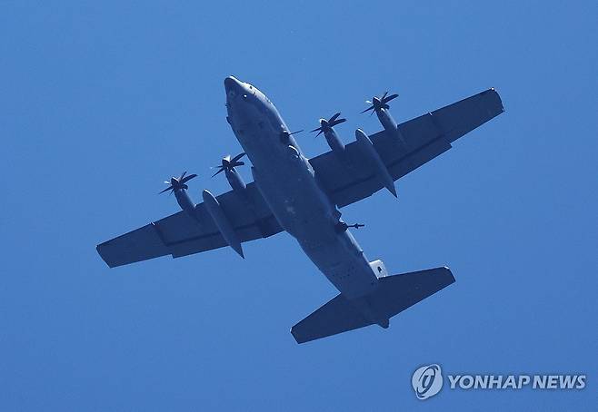 태백 상공 비행하는 AC-130J (태백=연합뉴스) 홍기원 기자 = '하늘의 전함'으로 불리는 미국의 최신예 특수전 항공기 AC-130J '고스트라이더'가 18일 강원도 태백시 필승사격장 상공을 비행하고 있다. 2024.6.18 xanadu@yna.co.kr