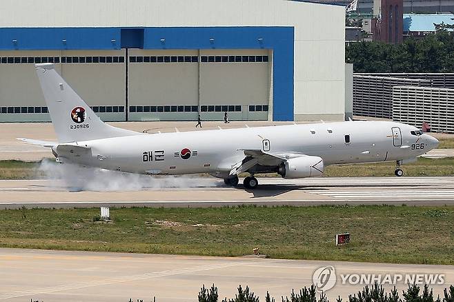 모습 드러낸 '포세이돈' (포항=연합뉴스) 손대성 기자 = 19일 경북 포항공항에 '잠수함 킬러'로 불리는 최신예 해상초계기 'P-8A 포세이돈'이 착륙하고 있다.
    국내 도착한 P-8A는 미국 보잉사가 한국 해군에 납품하기 위해 제작한 6대 중 일부다.
    최대속도는 시속 907㎞로 우리 해군의 기존 해상초계기인 P-3(시속 749㎞)보다 빠르고, 작전반경도 넓다. 2024.6.19 sds123@yna.co.kr