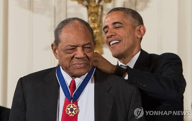 메이스에게 대통령 자유 메달을 수여하는 오바마 전 미국 대통령  [AFP=연합뉴스 자료사진]