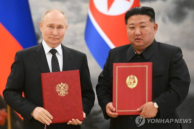 조약 체결한 김정은 북한 국무위원장과 블라디미르 푸틴 러시아 대통령 [AFP=연합뉴스]