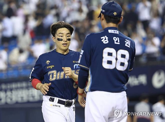 KBO 개인통산 최다 안타 타이 기록한 손아섭 (서울=연합뉴스) 류영석 기자 = 19일 잠실야구장에서 열린 KBO 프로야구 NC 다이노스와 두산 베어스의 경기.
    KBO리그 역대 최다 안타 타이(2천504번째)를 기록한 NC 손아섭이 경기 승리 후 강인권 감독으로부터 격려를 받고 있다. 2024.6.19 ondol@yna.co.kr