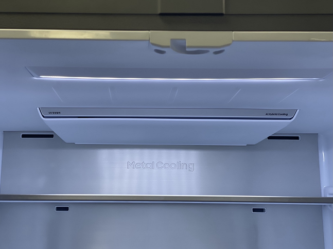 '비스포크 AI 하이브리드' 냉장고 내부. 제품 상단에 펠티어 소자가 추가됐다./사진=백유진 기자 byj@