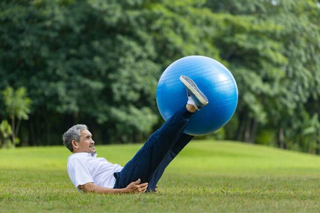 정년퇴직을 앞둔 연령대의 사람들은 1년간 강도 높은 근력 운동이 다리 근력을 4년 이상 유지시켜 주는 것으로 나타났다. [사진=게티이미지뱅크]