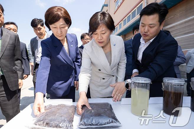 한화진 환경부 장관과 송미령 농림축산식품부장관이 충남 논산시 논산 계룡축협자연순환농업센터를 방문, 가축분뇨의 바이오가스 생산시설 등 현장을 둘러보고 있다.(환경부 제공) 2024.5.31/뉴스1