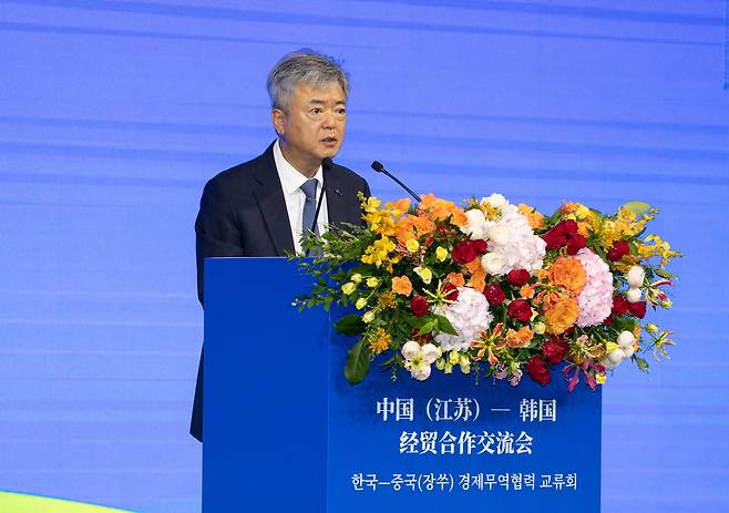 한국무역협회가 20일 서울 콘래드 호텔에서 산업부와 공동으로 개최한 '한국-중국(장쑤) 경제무역협력 교류회'에서 이인호 한국무역협회 부회장이 인사말을 하고 있다(무협 제공). ⓒ 뉴스1