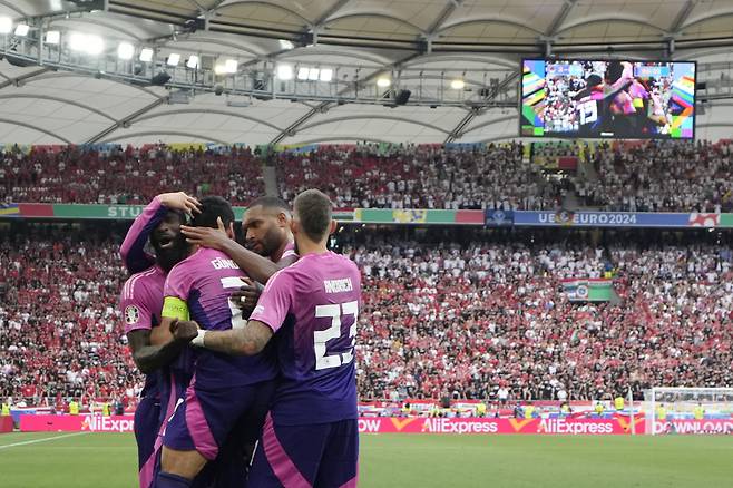 '개최국' 독일이 2연승에 성공하며 가장 먼저 16강에 선착했다. 율리안 나겔스만 감독이 이끄는 독일은 20일(한국시각) 독일 슈투트가르트의 슈투트가르트 아레나에서 열린 헝가리와의 유로2024 조별리그 A조 2차전에서 자말 무시알라와 일카이 귄도안의 연속골을 앞세워 2대0 승리를 거뒀다. 2연승에 성공한 독일은 승점 6을 확보하며 남은 스위스와의 최종전 결과와 상관없이 16강 진출을 확정지었다. 이번 대회에서 가장 먼저 16강행을 확정지었다. 헝가리는 2연패로 최하위에 머물렀다. 다만 최종전 결과에 따라 16강행 가능성도 남아 있다. 유로 2024는 A~F조에서 각 조 1, 2위를 차지한 12개 팀과 각 조 3위 가운데 성적이 좋은 4개 팀이 16강에 진출한다.

<저작권자(c) 연합뉴스, 무단 전재-재배포, AI 학습 및 활용 금지>