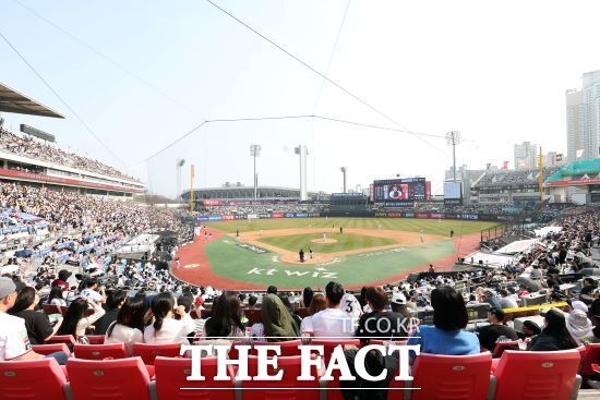 경기도는 하반기부터 ‘기회경기 관람권’ 할인 혜택을 기존 75% 지원에서 본인 부담 1000원으로 혜택을 확대한다고 20일 밝혔다./경기