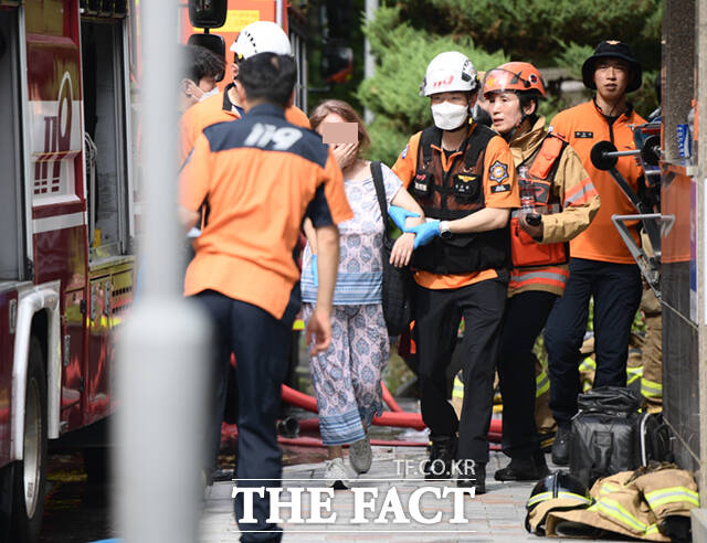 20일 오후 서울 강남구 역삼현대 아이파크 아파트에서 화재가 발생한 가운데, 옥상에 대피해 있던 주민이 소방구조대원들과 함께 아파트를 빠져나오고 있다. /이새롬 기자