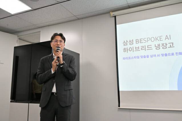 삼성전자 냉장고 미디어 브리핑에서 삼성전자 선행개발팀 위훈 부사장이 '비스포크 AI 하이브리드' 냉장고를 설명하고 있다. (사진=삼성전자)