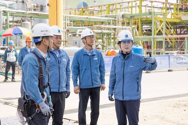 최연혜 한국가스공사 사장이 지난 5일 인천 연수구 LNG 생산기지에서 안전관리 실태 점검을 하고 있다. [이미지출처=연합뉴스]