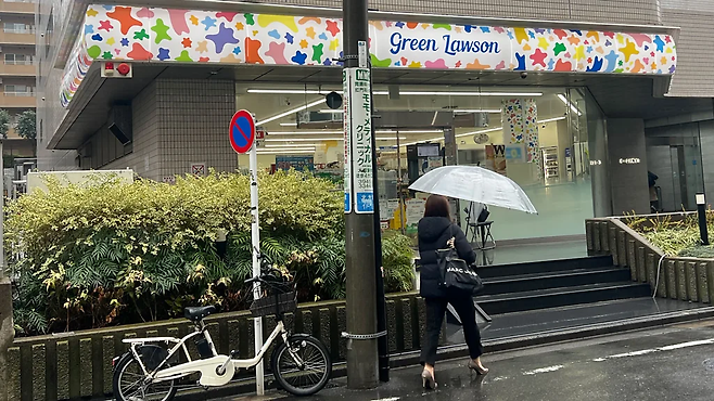 일본의 주요 편의점 브랜드 중 하나인 ‘로손’에선 도쿄 내 ‘그린 로손’ 매장을 열고 환경친화적인 해결책을 실험해 보고 있다