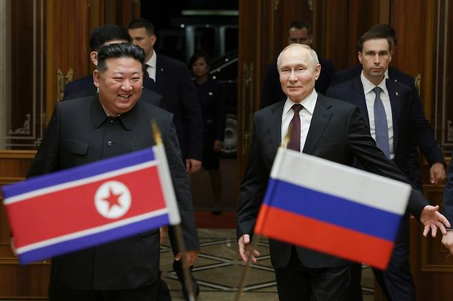 블라디미르 푸틴 러시아 대통령(오른쪽)과 김정은 북한 국무위원장이 6월 19일 오전 북한 평양 순안국제공항에서 회담 중 미소를 짓고 있다. / AP 연합뉴스