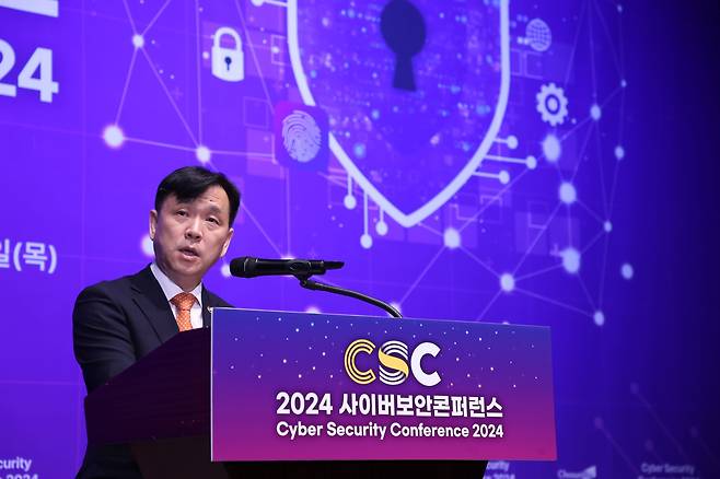 20일 서울 중구 웨스틴조선호텔 그랜드볼룸에서 열린 '2024 사이버보안콘퍼런스'에서 강도현 과학기술정보통신부 2차관이 축사를 하고 있다./조선비즈