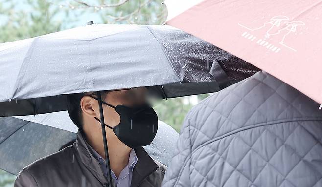 2500억원 규모의 가상자산 입출금 중단 사건을 일으켜 특정경제범죄 가중처벌 등에 관한 법률 위반(사기) 등의 혐의를 받는 가상자산 예치업체 델리오 대표 정모(51)씨가 지난 4월 25일 서울남부지방법원에서 열린 구속 전 피의자 심문(영장실질심사)에 출석하고 있다. 정씨는 이날 구속을 피했다. /뉴스1