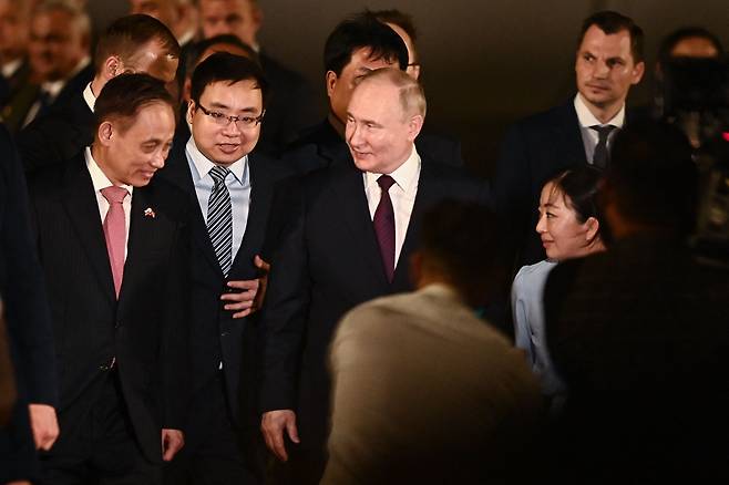 블라디미르 푸틴 러시아 대통령(가운데)이 20일 베트남 하노이 노이바이 국제공항에 도착했다. / AFP 연합뉴스