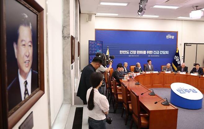 이재명 더불어민주당 대표가 19일 국회에서 임동원 전 통일부 장관 등 역대 통일부 장관과 문정인 전 외교안보특보, 박지원 전 국가정보원장 등이 참석한 가운데 열린 한반도 긴장 완화를 위한 긴급 간담회를 주재하고 있다. ⓒ뉴시스