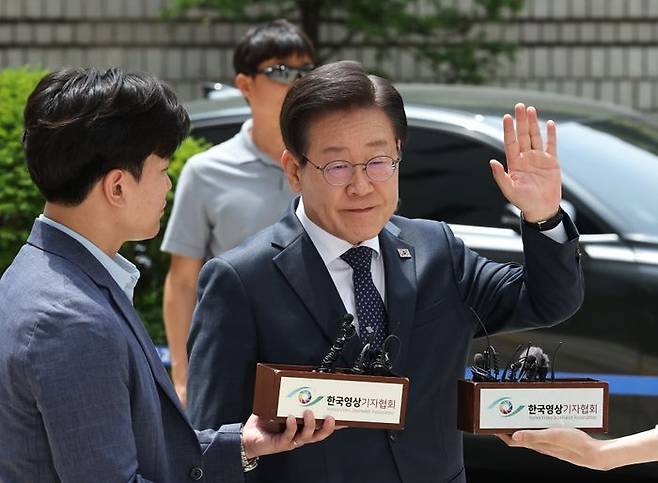 이재명 더불어민주당 대표가 지난 14일 공직선거법 재판을 받기 위해 서울중앙지법으로 출석하는 과정에서 언론을 향해 "검찰의 애완견"이라고 발언하고 있다. ⓒ뉴시스