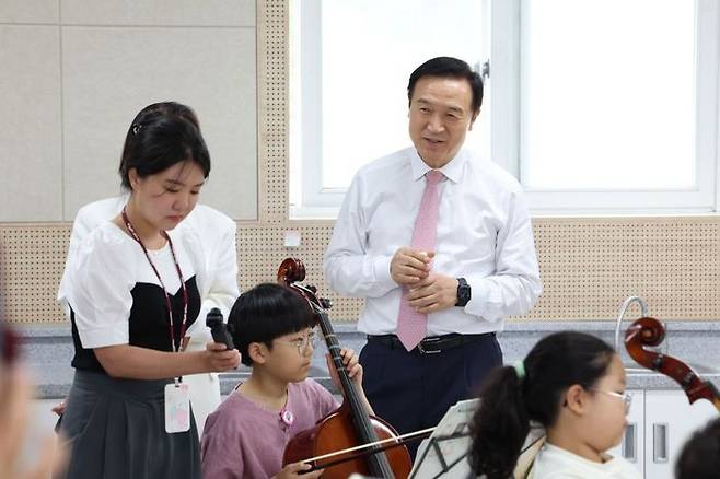 임태희 경기교육감이 용인 백암초거점 공유학교를 방문해 학생들의 오케스트라 수업을 참관하고 있다. ⓒ경기도교육청 제공