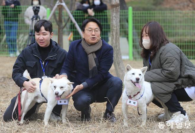 2022년 12월 12일 광주 북구 우치동물원에서 열린 문재인 전 대통령이 키우던 풍산개  곰이와  송강이 언론 공개행사에서  강기정 광주시장이  사육사와 함께 포즈를 취하고 있다. 동아일보 DB