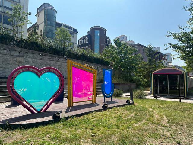 18일 오후 찾은 서울 마포구 경의선 책거리에 하트 조형물이 설치돼 있다. 전유진 기자