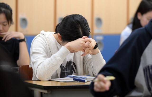 2025학년도 대학수학능력시험 6월 모의평가가 열린 4일 서울 여의도여자고등학교에서 고교 3학년 수험생들이 1교시 국어 영역 시험 시작을 기다리고 있다. 사진공동취재단