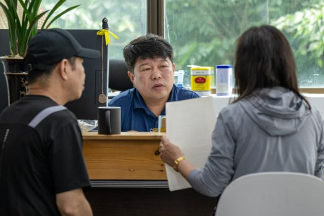 지난달 26일 경기 의정부시 의정부이주노동행정사 의정부이주노동자센터에서 류지호 대표가 센터를 찾은 이주노동자들과 상담하고 있다. 의정부=박시몬 기자