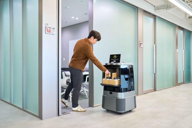 달이 딜리버리 로봇이 주문한 커피를 배달하고 있다. 현대차그룹 제공