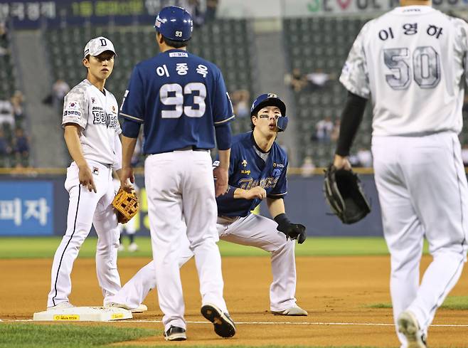 <yonhap photo-6801="">(서울=연합뉴스) 류영석 기자 = 19일 잠실야구장에서 열린 KBO 프로야구 NC 다이노스와 두산 베어스의 경기. 6회초 1사 1,2루 상황 NC 타자 권희동 인필드플라이 아웃 때 2루 주자 박건우가 두산 3루수 전민재 실책을 틈타 3루 베이스를 밟고 있다. 2024.6.19 ondol@yna.co.kr/2024-06-19 20:32:04/ <저작권자 ⓒ 1980-2024 ㈜연합뉴스. 무단 전재 재배포 금지, AI 학습 및 활용 금지></yonhap>
