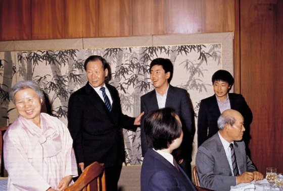 현대그룹 창업주 정주영 선대회장(왼쪽 둘째)과 부인 변중석 여사(맨왼쪽)가 손자 정의선(현 현대차그룹 회장)·정일선(현 현대비앤지스틸 대표) 등을 소개하고 있다. 사진 아산정주영닷컴