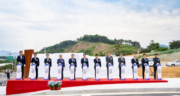 서교일 동은학원 이사장((왼쪽에서 일곱번째부터), 김승우 순천향대 총장이 20일 글로컬 산학연 공유캠퍼스 기반공사 준공식에서 준공 기념 버튼을 누르고 있다. 순천향대 제공