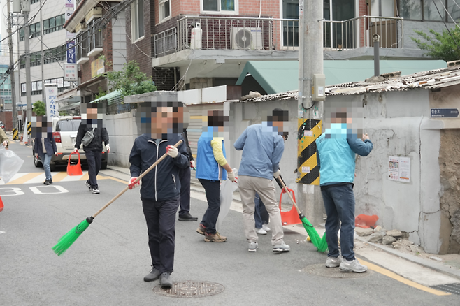 서울 A구에서 지난 4월 진행됐던 ‘주민자율 대청소’에서 주민들이 청소를 하고 있다. A구청 홈페이지 갈무리