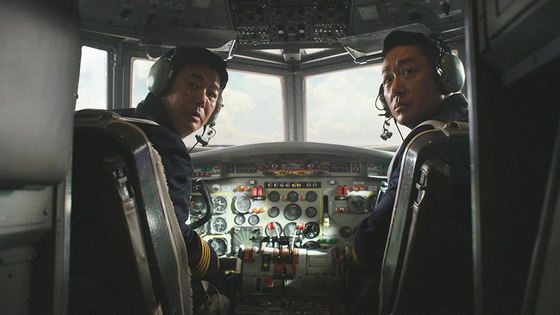 ″Hijacking 1971″ stars Sung Dong-il, left, and Ha Jung-woo, right. [YONHAP]