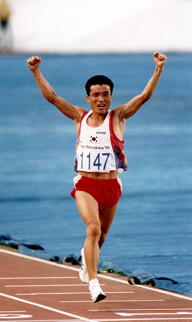 황영조가 1992년 제25회 스페인 바르셀로나올림픽 마라톤 금메달 획득 후 감격하고 있다. 사진=공동취재단