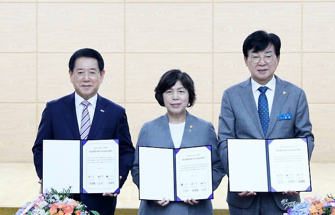 김영록 전남지사, 강정애 국가보훈부 장관, 김성 장흥군수(왼쪽부터)가  국립장흥호국원 조성을 위한 실시협약을 했다./사진제공=전라남도