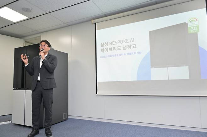 위훈 삼성전자 DA사업부 선행개발팀장(부사장)이 '비스포크 AI 하이브리드' 냉장고를 소개하고 있다./사진=삼성전자.