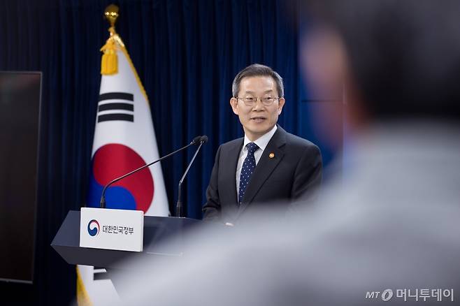 이종호 과학기술정보통신부 장관이 서울 세종로 정부서울청사에서 열린 브리핑에서 '2024년 주요 정책'을 발표하고 있다. / 사진제공=과학기술정보통신부