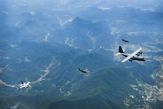 지난 18일 한미 연합공중훈련 중 미군의 최신예 특수전 항공기 AC-130J ‘고스트라이더’(맨 오른쪽)와 우리 공군의 KF-16 전투기들이 근접항공지원(CAS) 훈련을 하고 있다. 공군 제공