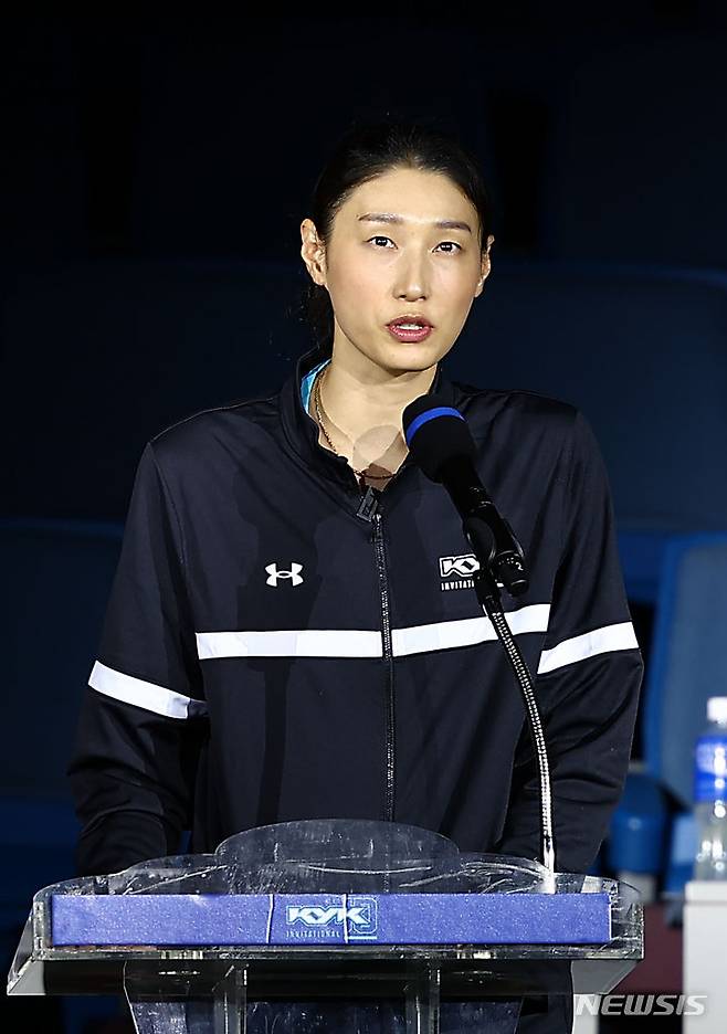 [서울=뉴시스] 김근수 기자 = 문화체육관광부와 김연경 등 전 여자배구 국가대표 선수들이 한국 배구 현안에 대해 논의한다. 사진은 지난 9일 서울 송파구 잠실실내체육관에서 열린 KYK 재단 출범식에서 인사말을 하고 있는 김연경. 2024.06.09. ks@newsis.com