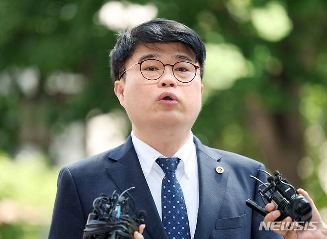 [서울=뉴시스] 김명년 기자 = 전공의 집단 사직 공모 혐의를 받는 임현택 대한의사협회 회장이 20일 오전 서울 마포구 서울경찰청 공공범죄수사대에서 조사를 위해 출석하고 있다. 2024.06.20. kmn@newsis.com