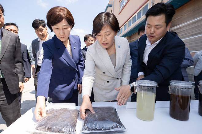 [서울=뉴시스] 김근수 기자 = 한화진 환경부장관이 지난달 31일 충남 논산시 소재 논산계룡축협자연순환농업센터에서 생산시설 시찰을 하고 있는 모습. (사진=환경부 제공) 2024.05.31. photo@newsis.com *재판매 및 DB 금지