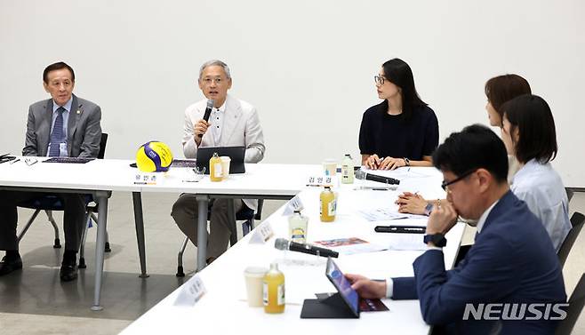 [서울=뉴시스] 김금보 기자 = 유인촌 문화체육관광부 장관이 20일 오전 서울 종로구 국립현대미술관 서울교육동에서 열린 '배구협회 및 여자배구 국가대표 은퇴선수 간담회'에서 발언하고 있다. 2024.06.20. kgb@newsis.com