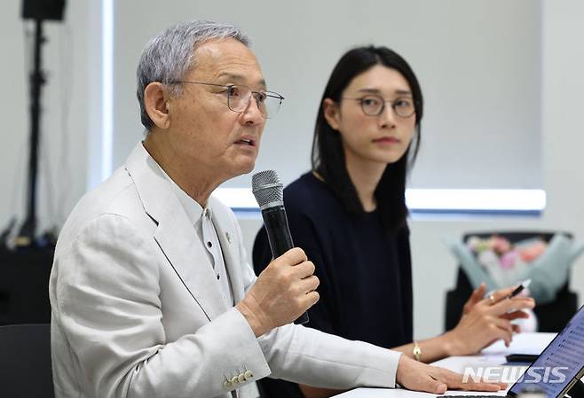 [서울=뉴시스] 김금보 기자 = 유인촌 문화체육관광부 장관이 20일 오전 서울 종로구 국립현대미술관 서울교육동에서 열린 '배구협회 및 여자배구 국가대표 은퇴선수 간담회'에서 발언하고 있다. 2024.06.20. kgb@newsis.com